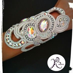 pulsera soustache blanca brillos